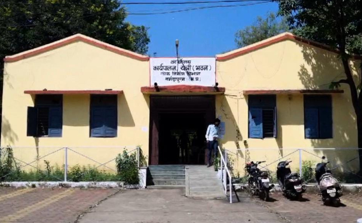 Bhopal के बाद नर्मदापुरम में भी कमीशनखोरी के खिलाफ ठेकेदार ने दिया धरना, ये है मामला