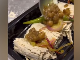 Chole Bhature: छोले भटूरे के नए एक्सपेरिमेंट को देखने के बाद, फूड लवर्स बोले "बंद करो"