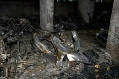 मुंबई : गोरेगांव में इमारत में आग, 6 की मौत, 40 घायल मुंबई : गोरेगांव में इमारत में आग, 6 की मौत, 40 घायल