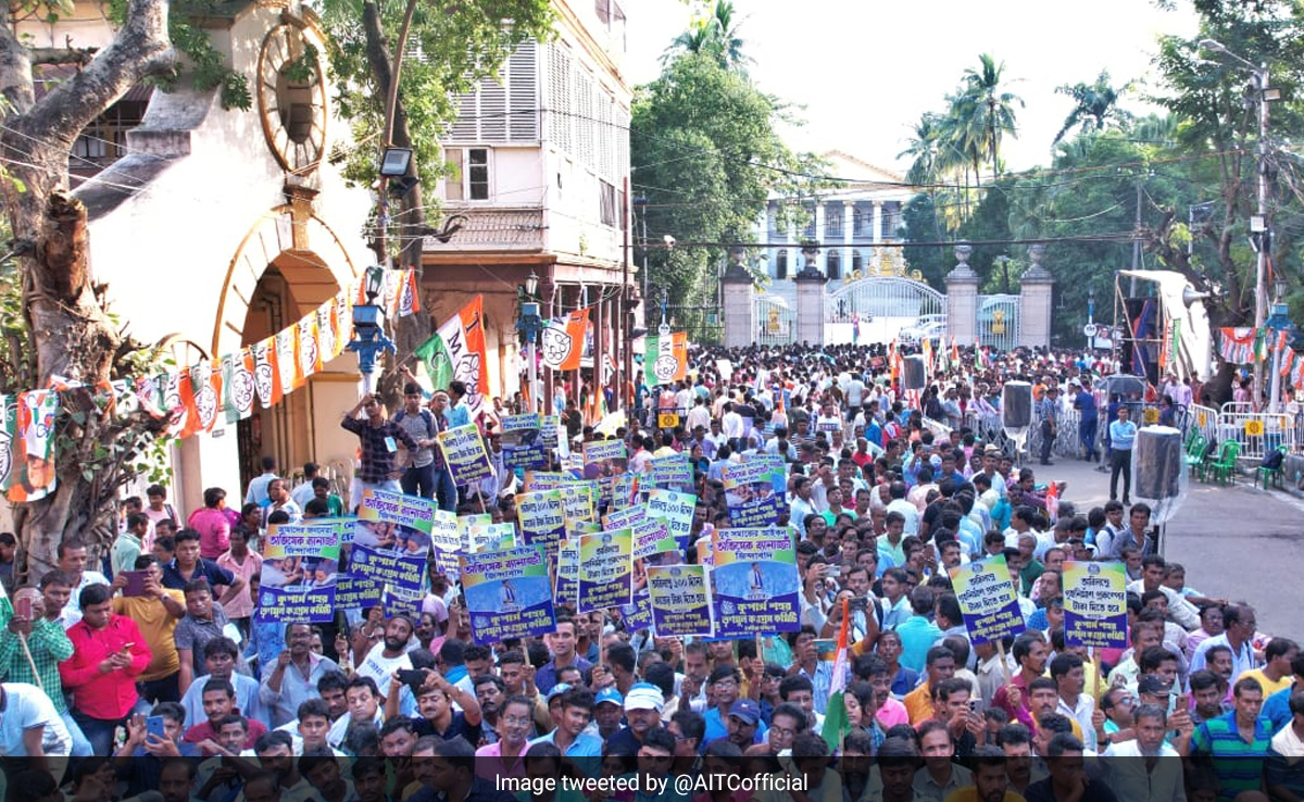 Bengal Governor To Meet Trinamool Leaders Protesting Over Jobs Scheme Funds