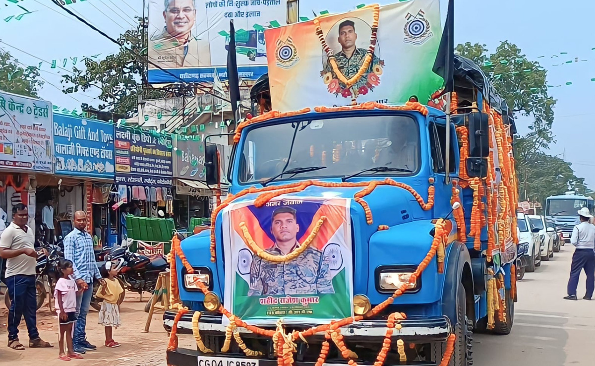 Gariaband: शहीद राजेश ध्रुव की अंतिम यात्रा में उमड़ा जनसैलाब, लगे देशभक्ति के नारे