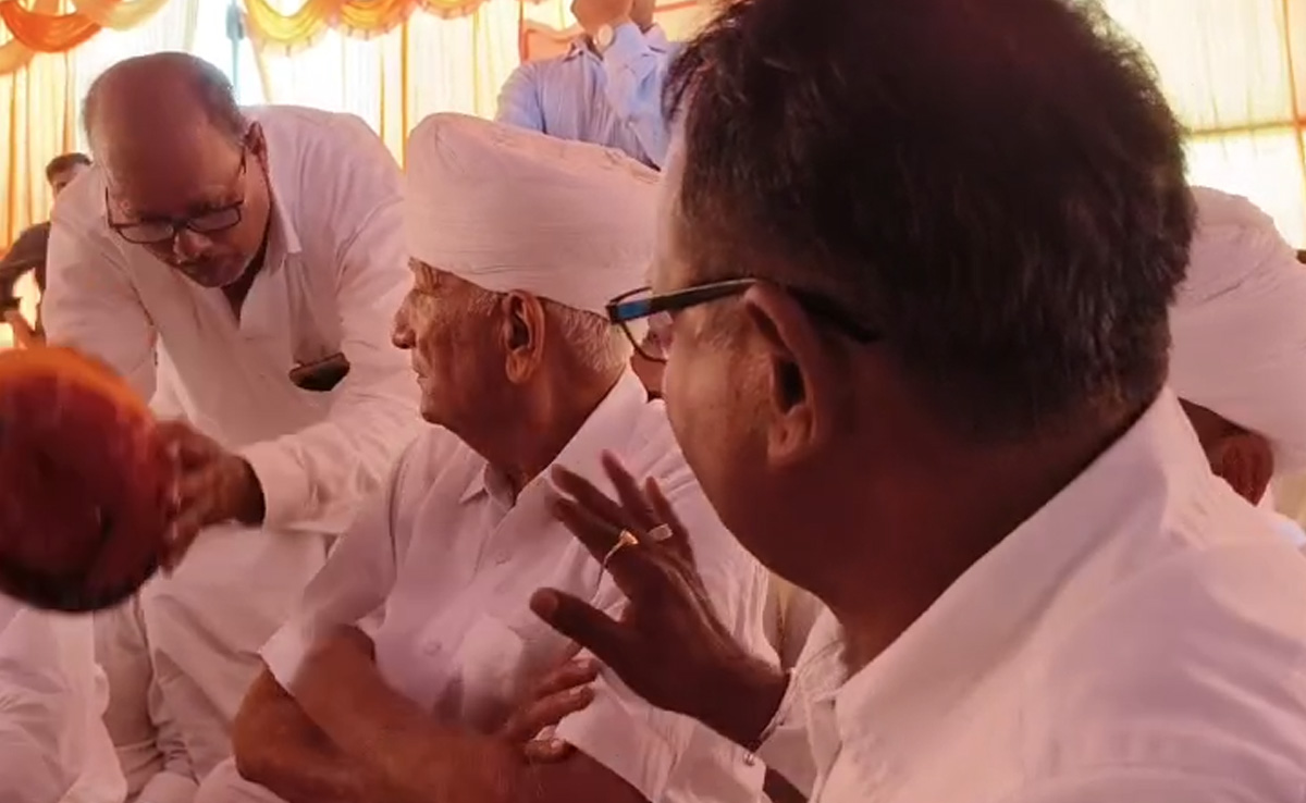 Rajasthan Election 2023: समर्थकों ने रोते-रोते पगड़ी उतारकर पैरो में रखी, तब जाकर माने हेमाराम चौधरी! चुनाव लड़ने की रखी ये शर्त