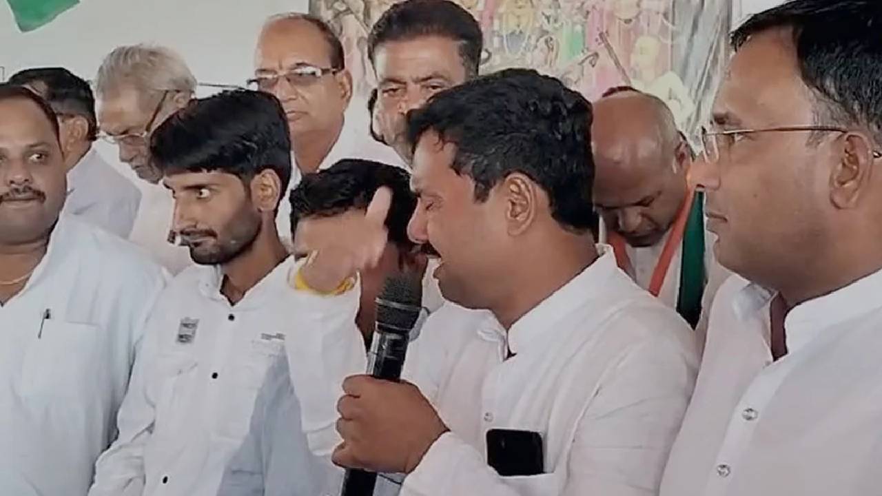टिकट मिलने पर हुआ विरोध, तो मंच पर रोने लगे कांग्रेस उम्मीदवार परशुराम सिसोदिया
