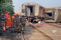 21 Train Coaches Derailed, Tracks Broken In North East Express Mishap In Bihar 21 Train Coaches Derailed, Tracks Broken In North East Express Mishap In Bihar