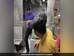 सलमान खान के हमशक्ल का मुंबई लोकल में 'दबंग' डांस देख हंसी नहीं कंट्रोल कर पाए लोग, बोले- कोई तो रोक लो सलमान खान के हमशक्ल का मुंबई लोकल में 'दबंग' डांस देख हंसी नहीं कंट्रोल कर पाए लोग, बोले- कोई तो रोक लो