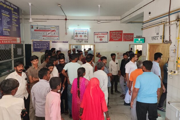 हादसे के बाद हास्पिटल में जुटी परिजनों की भीड़ हादसे के बाद हास्पिटल में जुटी परिजनों की भीड़