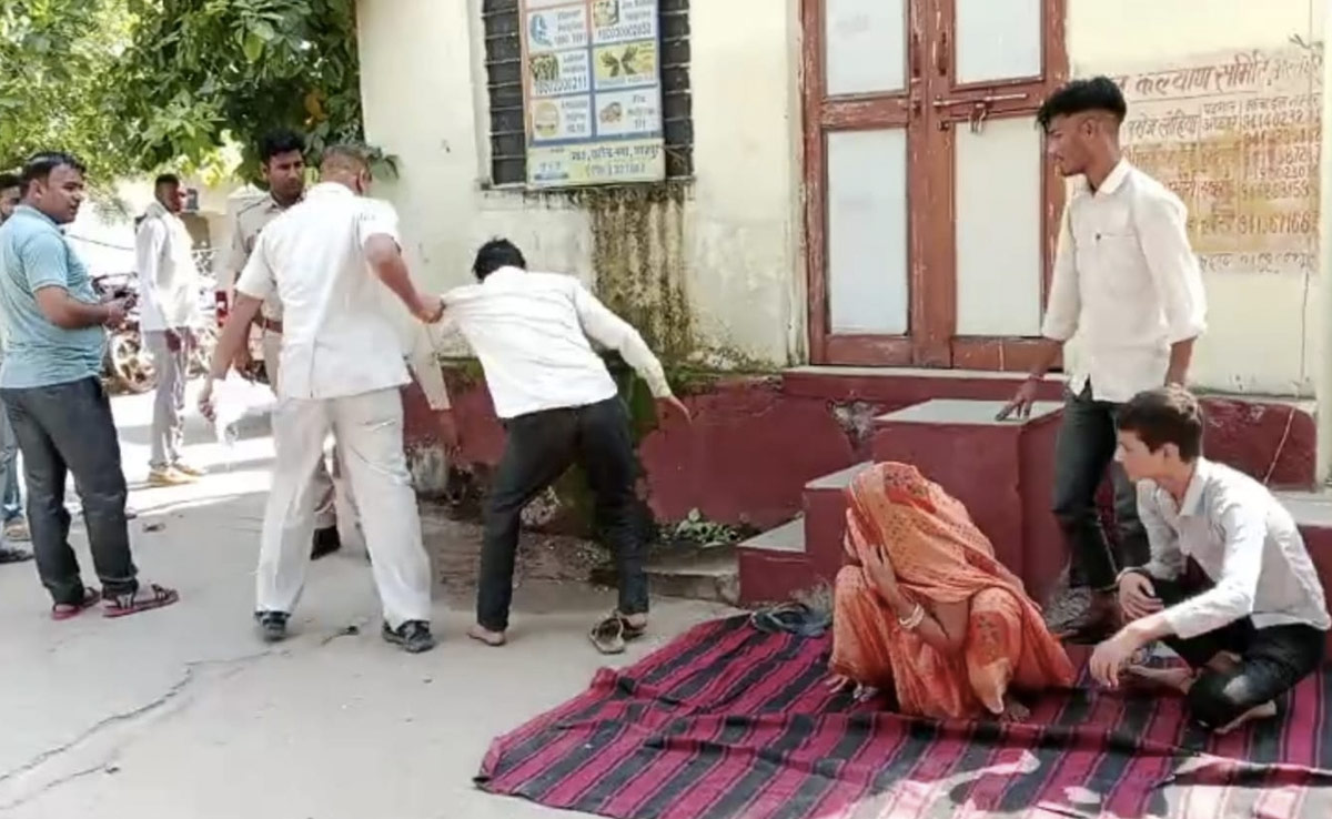 20 दिन से बेटी लापता, थाने के बाहर धरने पर बैठे पिता को पुलिस ने हिरासत में लिया, परिजनों को भगाया