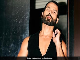 डांस करते हुए शाहिद कपूर का बिगड़ा बैलेंस, गिरे स्टेज पर डांस करते हुए शाहिद कपूर का बिगड़ा बैलेंस, गिरे स्टेज पर