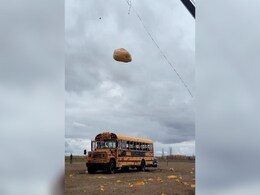 1 हजार किलो का कद्दू स्कूल बस के ऊपर गिरा, पिचक गई गाड़ी, कमज़ोर दिल वाले ना देखें वीडियो 1 हजार किलो का कद्दू स्कूल बस के ऊपर गिरा, पिचक गई गाड़ी, कमज़ोर दिल वाले ना देखें वीडियो