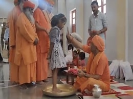 यूपी के सीएम योगी आदित्यनाथ ने गोरखनाथ मंदिर में की कन्याओं का पूजन, वीडियो हो रहा है वायरल यूपी के सीएम योगी आदित्यनाथ ने गोरखनाथ मंदिर में की कन्याओं का पूजन, वीडियो हो रहा है वायरल