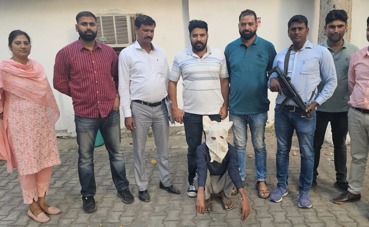 दिल्ली पुलिस ने अवैध हथियार बनाने वाली फैक्ट्री का किया भंडाफोड़, भारी मात्रा में हथियार बरामद