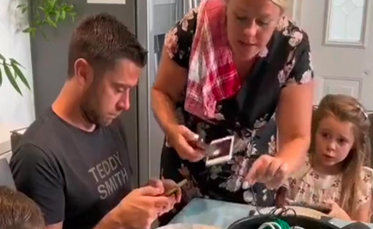 मोबाइल देख रही थी पूरी फैमिली, मां से सबके लिए मोबाइल और तार से बनाया स्पेशल डिश