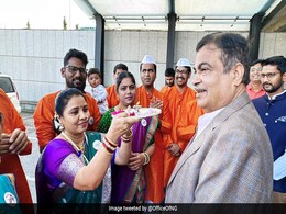 Watch: Nitin Gadkari Receives Traditional 'Maharashtrian' Welcome At Prague Airport Watch: Nitin Gadkari Receives Traditional 'Maharashtrian' Welcome At Prague Airport