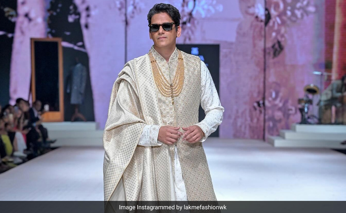 Vijay Varma In A Princely <i>Dhoti</i> And <i>Shawl</i> Played A Traditional Muse For Tasva At Lakme Fashion Week 2023