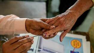 कल तमिलनाडु में एकतरफा 'जंग' तो बंगाल में पहले चरण का 'शंखनाद', जानिए क्या कह रहे आंकड़े