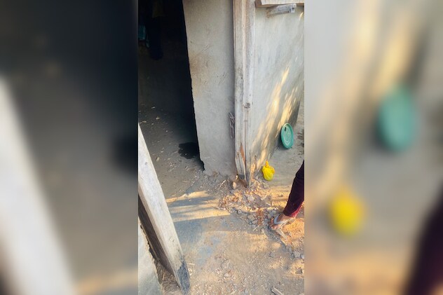 ब्लास्ट के बाद टूटा दरवाजा