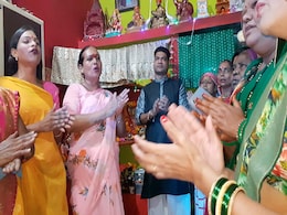 Khandwa: किन्नरों की अनूठी पहल, नवरात्रि में भजन कीर्तन के साथ मतदान के लिए कर रहे जागरुक Khandwa: किन्नरों की अनूठी पहल, नवरात्रि में भजन कीर्तन के साथ मतदान के लिए कर रहे जागरुक