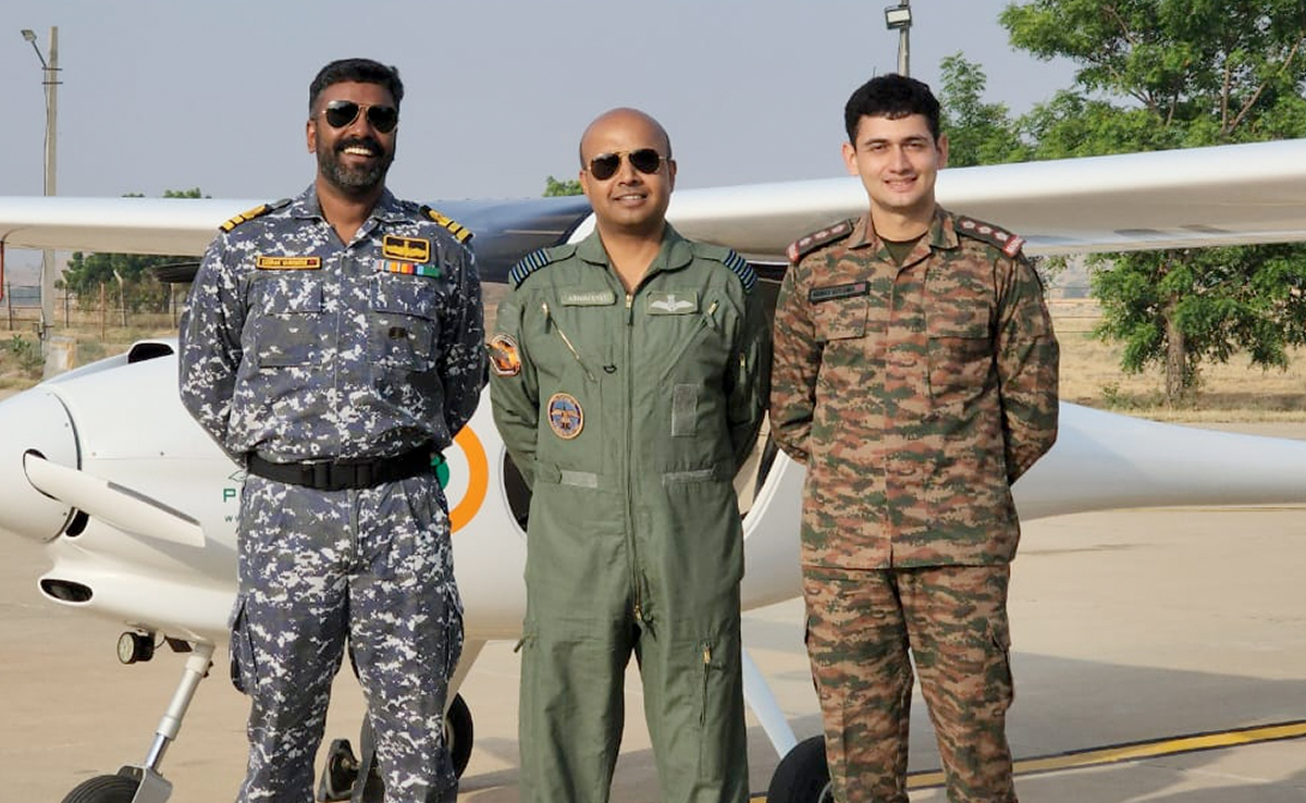 जैसलमेर में आर्मी, नेवी और एयरफोर्स के जाबाजों ने 'SW - 80 गरुड़' से की माइक्रोलाइट फ्लाइंग