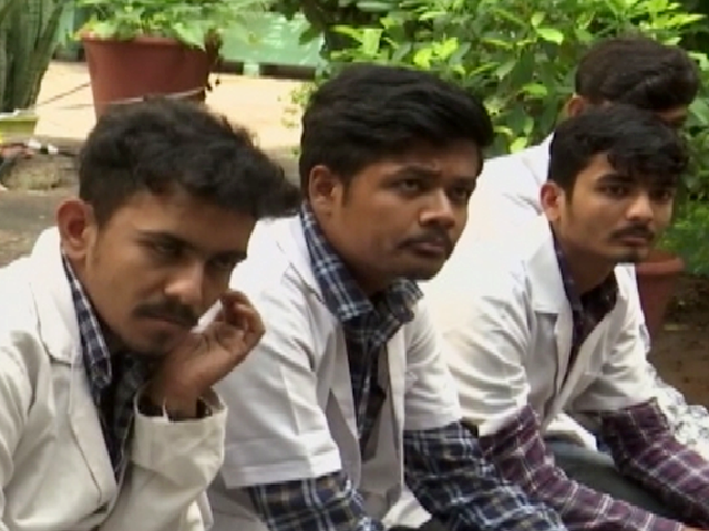 तीन साल से एक ही क्लास में पढ़ रहे हैं मध्य प्रदेश में नर्सिंग के छात्र