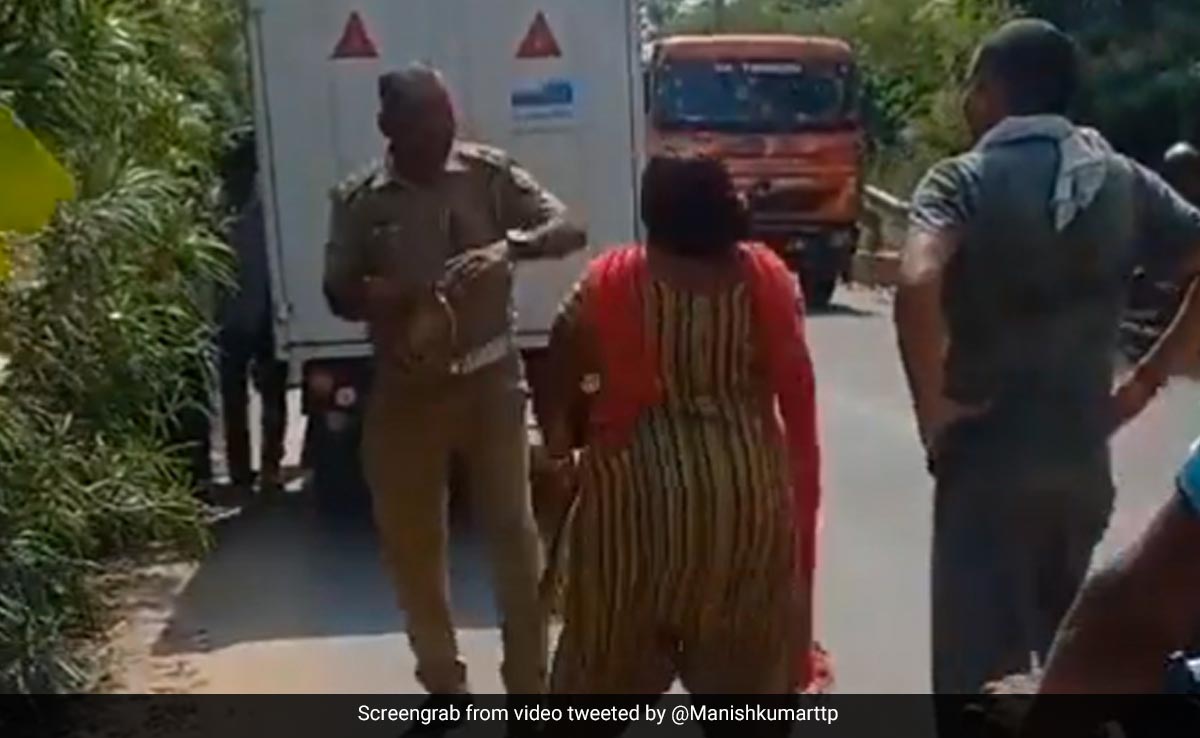 Woman E-Rickshaw Driver Hits Traffic Cop With Slippers, Ghaziabad Police Responds