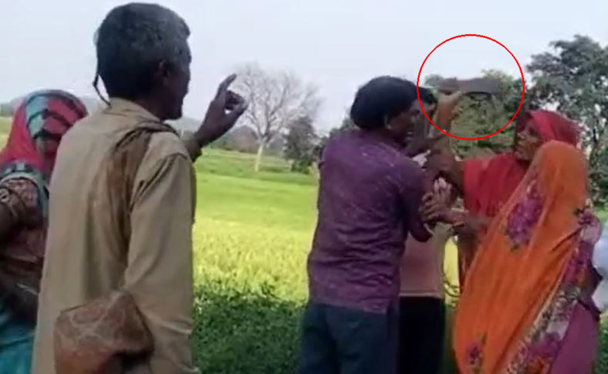 Singrauli: महिला सरपंच ने बेटे के साथ मिलकर की अधेड़ की पिटाई, मारपीट का वीडियो वायरल