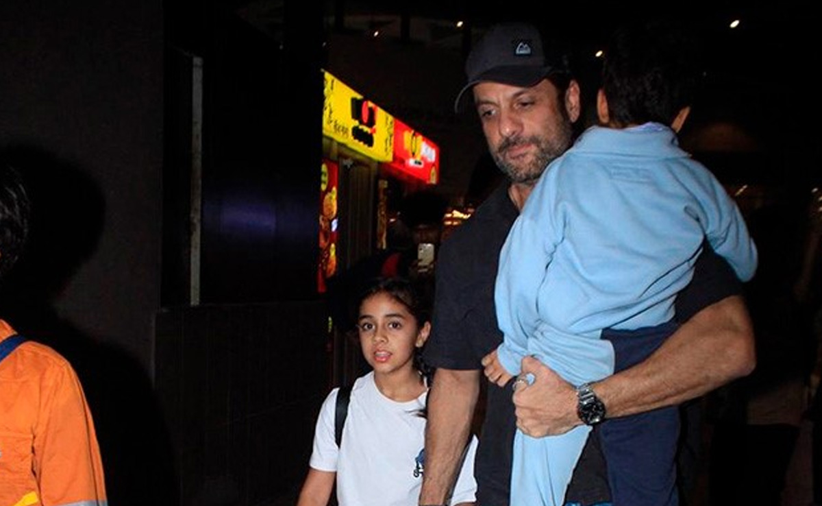 Viral: Fardeen Khan Spotted With Kids At The Airport