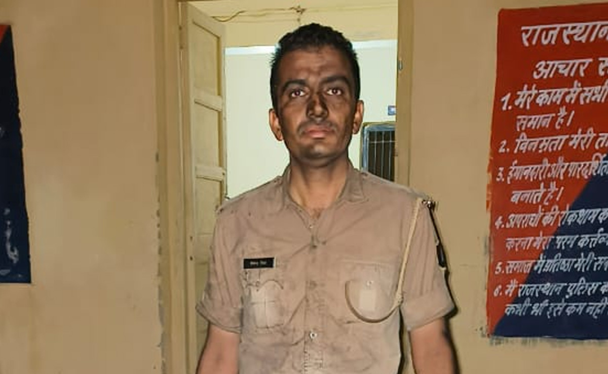 जज़्बे को सलाम : बाज़ार में लगी थी आग, कॉंस्टेबल देवेंद्र ने जान पर खेल कर बुझाई, हर कोई कर रहा तारीफ़