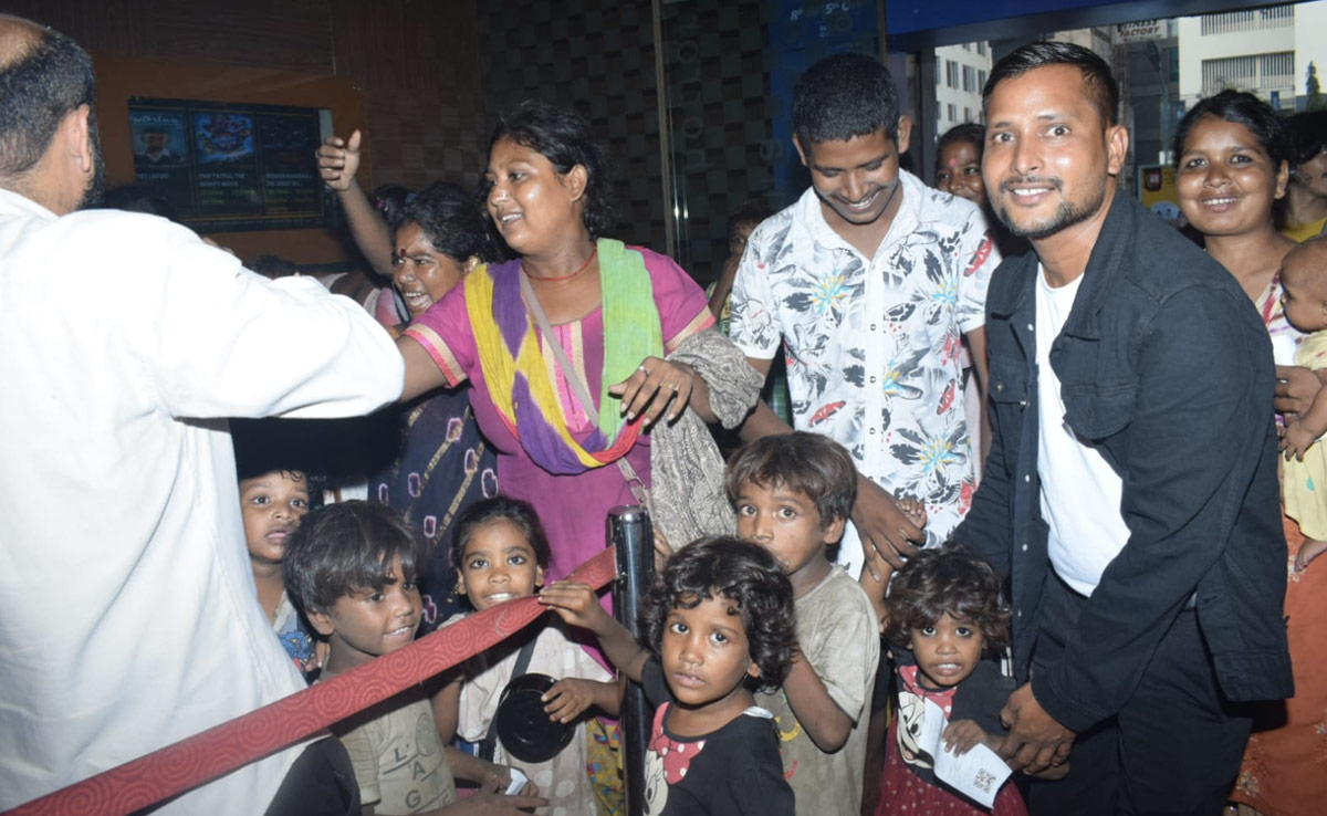 मिशन रानीगंज की विशेष स्क्रीनिंग में गरीब बच्चों को लेकर पहुंचे राज जगतसिंह 