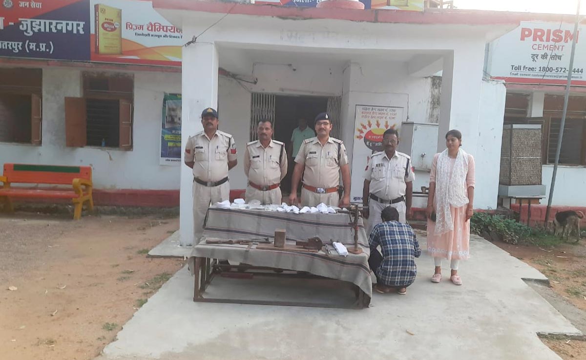 Chhatarpur: पुलिस ने अवैध कट्टा फैक्ट्री का किया पर्दाफाश, भारी मात्रा में हथियार बनाने का सामान बरामद