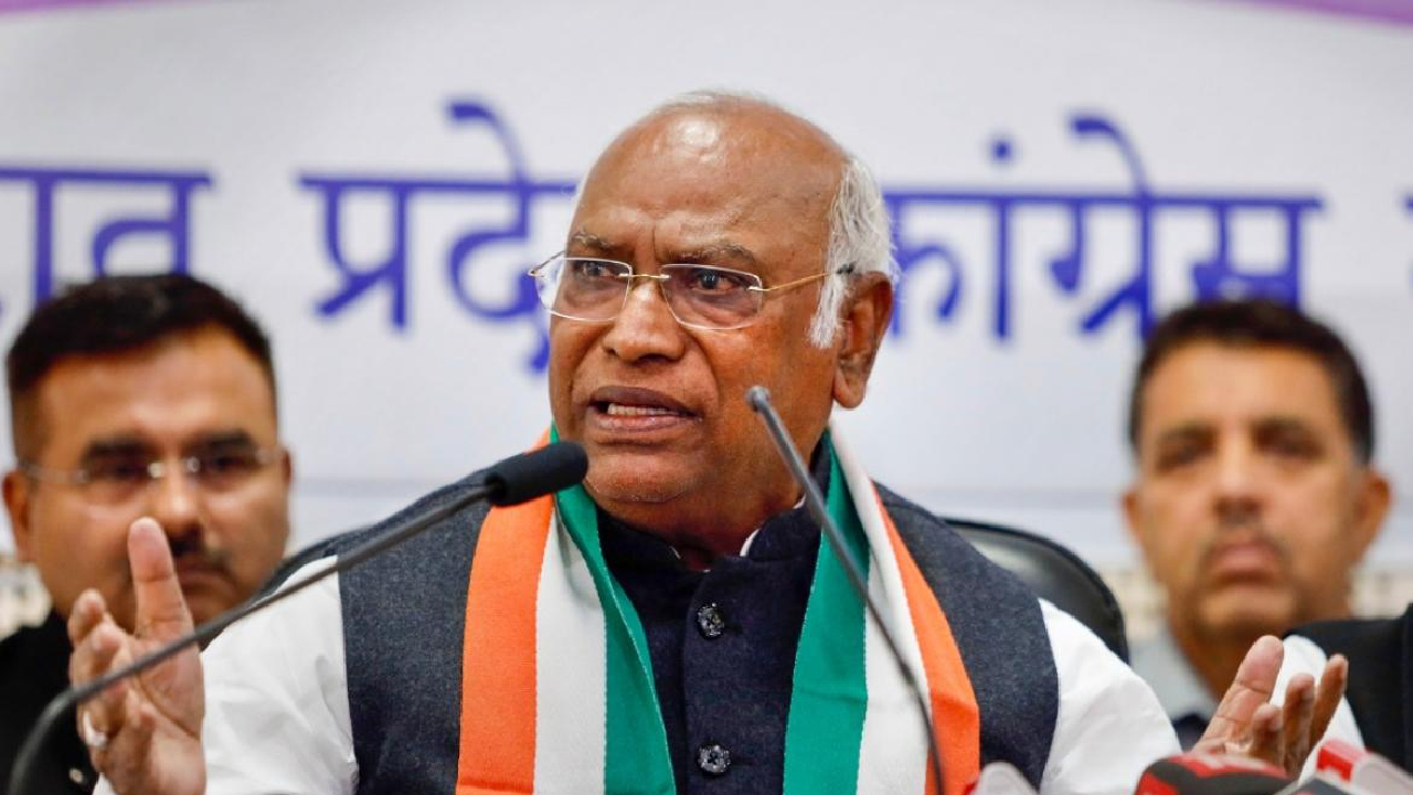 मल्लिकार्जुन खड़गे ने पीएम मोदी पर साधा निशाना, कहा-'पीएम जुबान देते हैं लेकिन करते नहीं हैं'