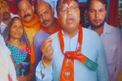 मंत्री प्रद्युमन तोमर के प्रचार का अनोखा तरीका, हर घर से मांग रहे हैं एक-एक रुपए मंत्री प्रद्युमन तोमर के प्रचार का अनोखा तरीका, हर घर से मांग रहे हैं एक-एक रुपए
