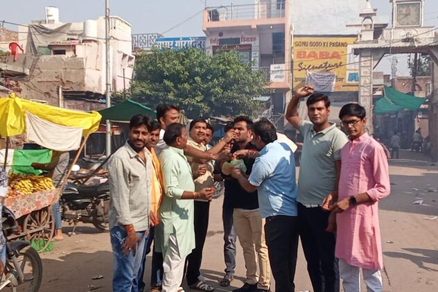 सूची जारी होने के बाद जश्न मनाते कार्यकर्ता सूची जारी होने के बाद जश्न मनाते कार्यकर्ता