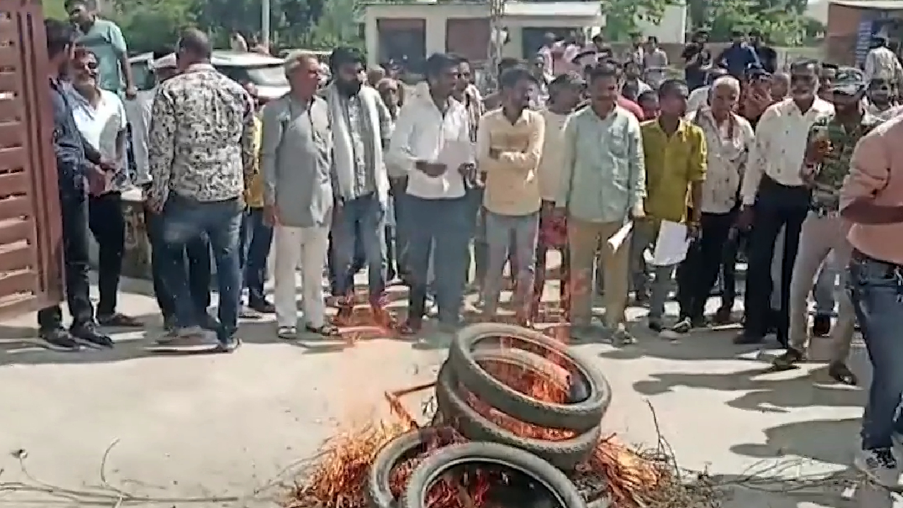 Rajasthan Election: BJP List के बाद भारी बवाल, सड़क पर उतरकर कार्यकर्ताओं ने किया हंगामा