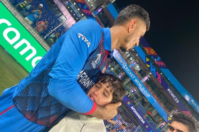 अफगानिस्तान की ऐतिहासिक जीत के बाद मुजीब उर रहमान ने रोते हुए प्रशंसक को लगाया गले, देखें पूरा Video