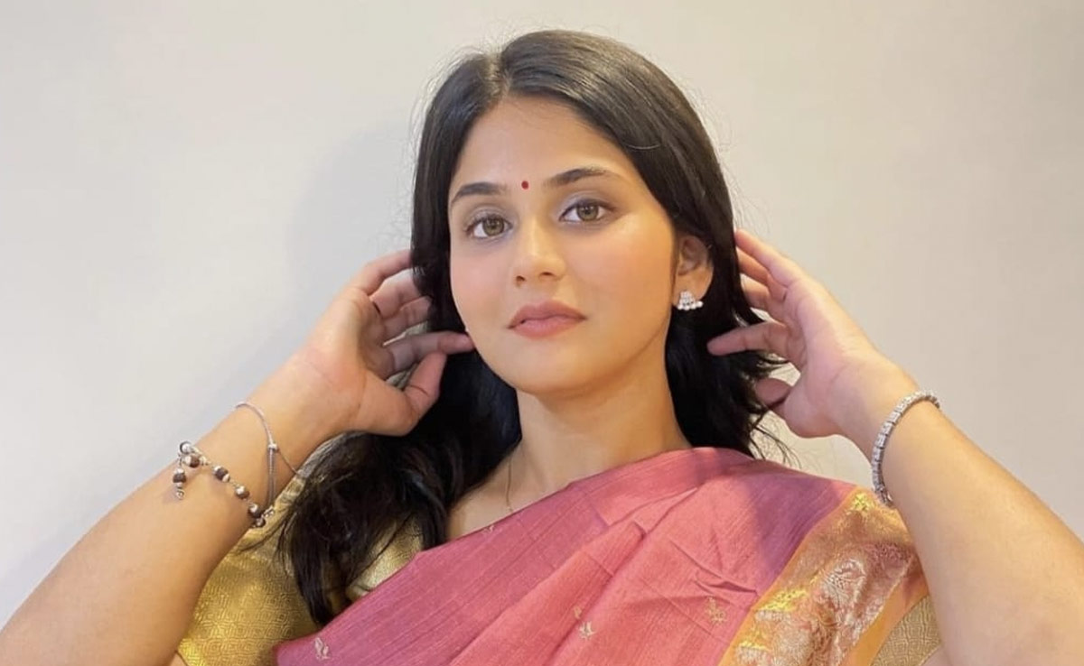 Lifestyle & Fashion : पुरानी साड़ियों को ऐसे दीजिए न्यू स्टाइलिश लुक, लगेंगी खूबसूरत