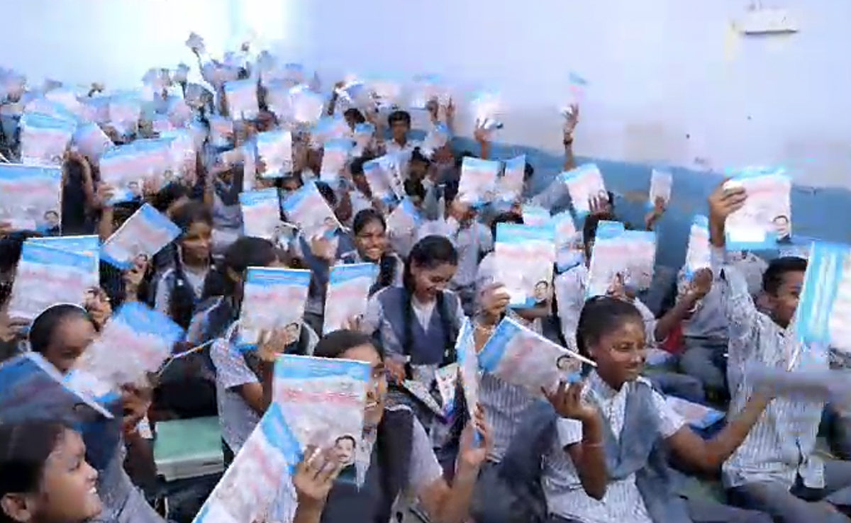 Gwalior: एक दिन में बांटी दस हजार स्टेशनरी, वोटरों को लुभाने के लिए विधायक की अनूठी पहल