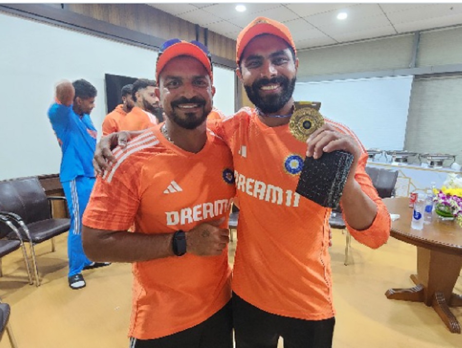 WC 2023 : 'बांग्लादेश विजय' के बाद ड्रेसिंग रूम में टीम इंडिया की मस्ती, जड़ेजा को मिला सप्राइज, देखिए वीडियो