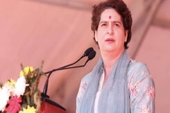 झुंझुनूं में प्रियंका गांधी ने बीजेपी पर कसा तंज, कहा-'मोदी जी का लिफाफा खाली है' झुंझुनूं में प्रियंका गांधी ने बीजेपी पर कसा तंज, कहा-'मोदी जी का लिफाफा खाली है'