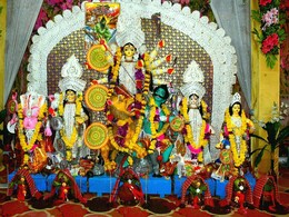 Durga Puja Pandals: 1160 KM दूर से गंगा नदी की मिट्टी लाकर बनाई गई मां दुर्गा की 10 फीट ऊंची प्रतिमा Durga Puja Pandals: 1160 KM दूर से गंगा नदी की मिट्टी लाकर बनाई गई मां दुर्गा की 10 फीट ऊंची प्रतिमा
