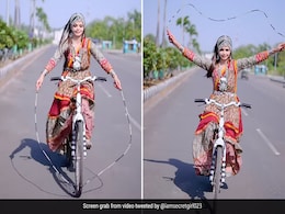 बिना हैंडल पकड़े साइकिल चलाते-चलाते रस्सी कूदने लगी लड़की, किसी ने कहा- खतरनाक, तो किसी ने Cool... बिना हैंडल पकड़े साइकिल चलाते-चलाते रस्सी कूदने लगी लड़की, किसी ने कहा- खतरनाक, तो किसी ने Cool...