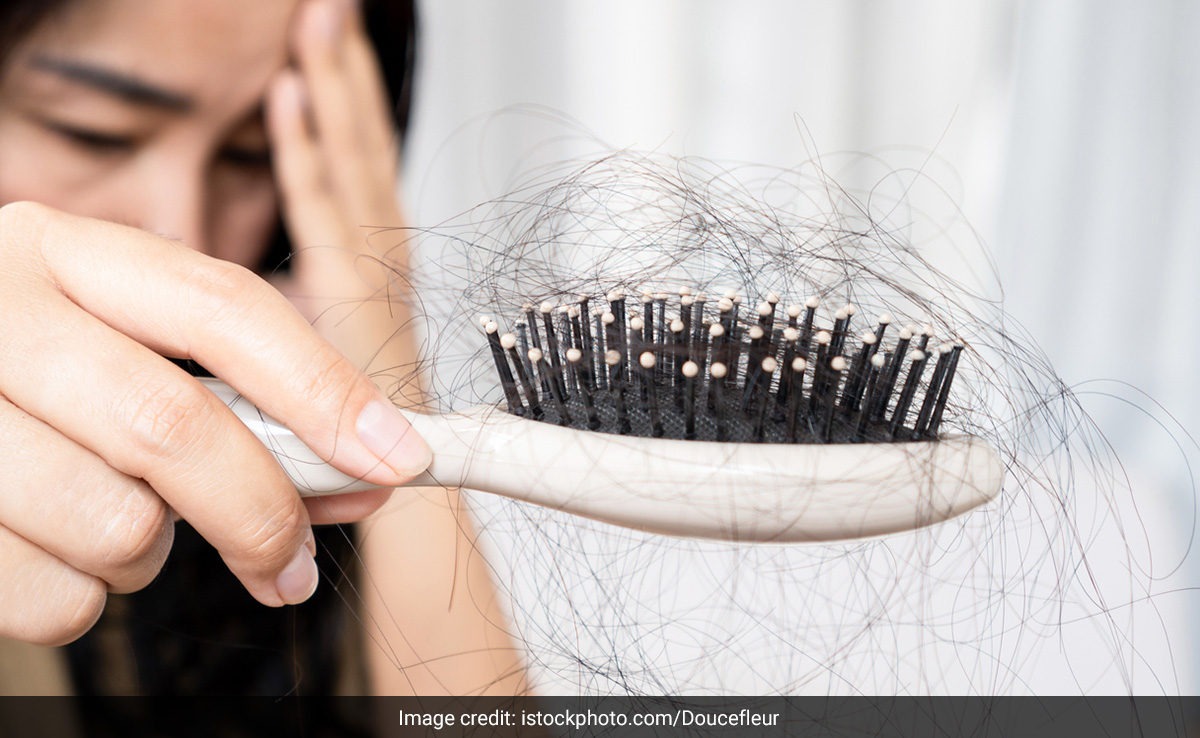 बालों के झड़ने से हैं परेशान तो नारियल तेल में इस चीज को मिलाकर लगाना कर दीजिए शुरू, जड़ें हो जाएंगी मजबूत 