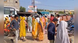 कतार में खड़ीं महिलाओं को जब नहीं मिला स्मार्टफोन तो कर दिया चक्काजाम