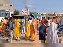 कतार में खड़ीं महिलाओं को जब नहीं मिला स्मार्टफोन तो कर दिया चक्काजाम कतार में खड़ीं महिलाओं को जब नहीं मिला स्मार्टफोन तो कर दिया चक्काजाम