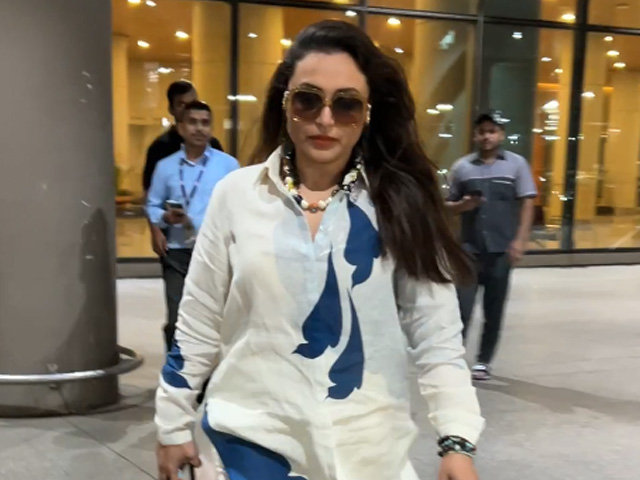रानी मुखर्जी एयरपोर्ट पर स्टाइलिश अंदाज में निकलीं बाहर