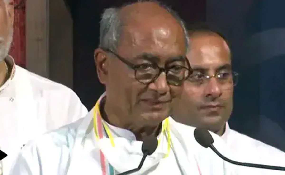 अनिल अंबानी के महाकाल मंदिर के गर्भगृह में पूजा करने पर गरमाई सियासत, दिग्विजय सिंह ने बताया आस्था से खिलवाड़