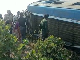 Bhilwara Road Accident: स्टेयरिंग फेल होने से निजी बस खाई में पलटी, दो लोगों की मौत सहित, 13 यात्री गंभीर रूप से घायल Bhilwara Road Accident: स्टेयरिंग फेल होने से निजी बस खाई में पलटी, दो लोगों की मौत सहित, 13 यात्री गंभीर रूप से घायल