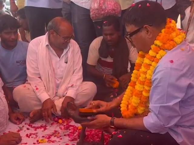 राजस्थान के विधायक ओम प्रकाश हुडला ने जूते पॉलिश किए, माथे से बुजुर्ग के पैर छुए