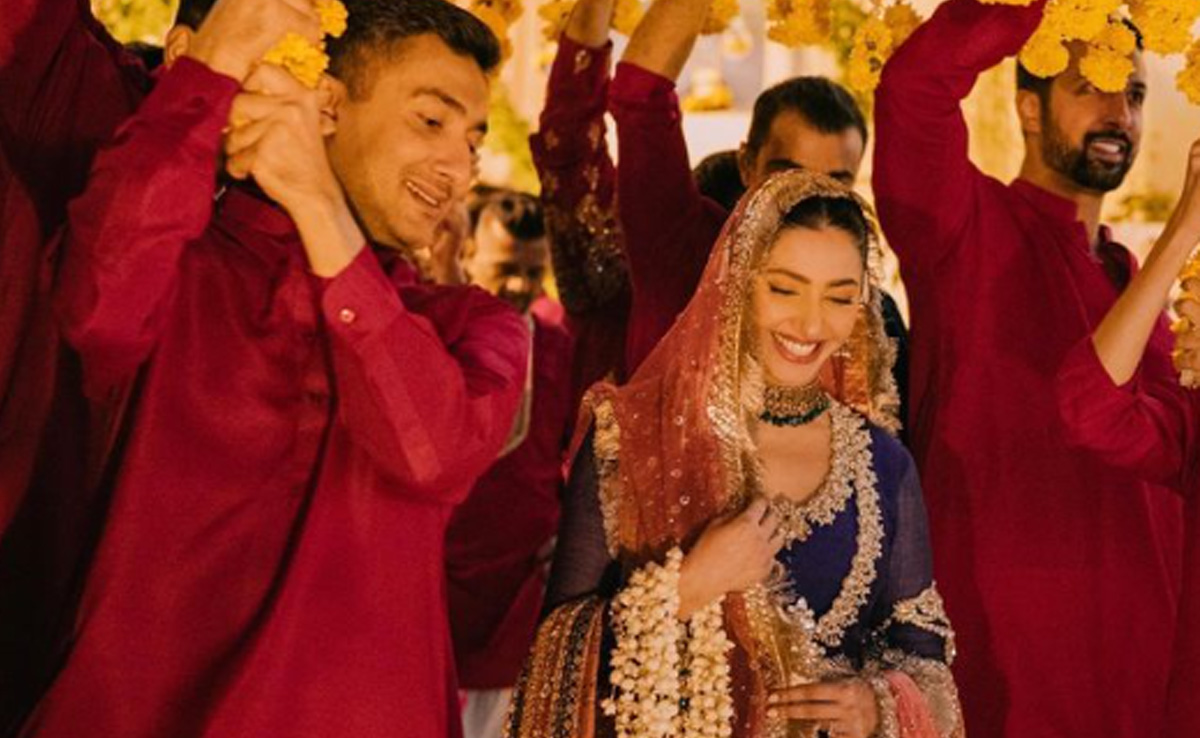 Just Mahira Khan Looking Radiant In New Pics From Her <i>Mehendi</i> Ceremony