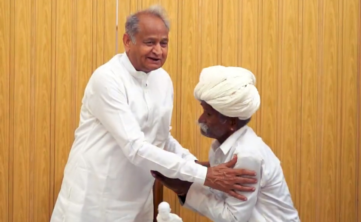 BJP पोस्टर बॉय माधुराम से मिले CM गहलोत, पोस्टर हटवाने का दिया भरोसा, देखें वीडियो