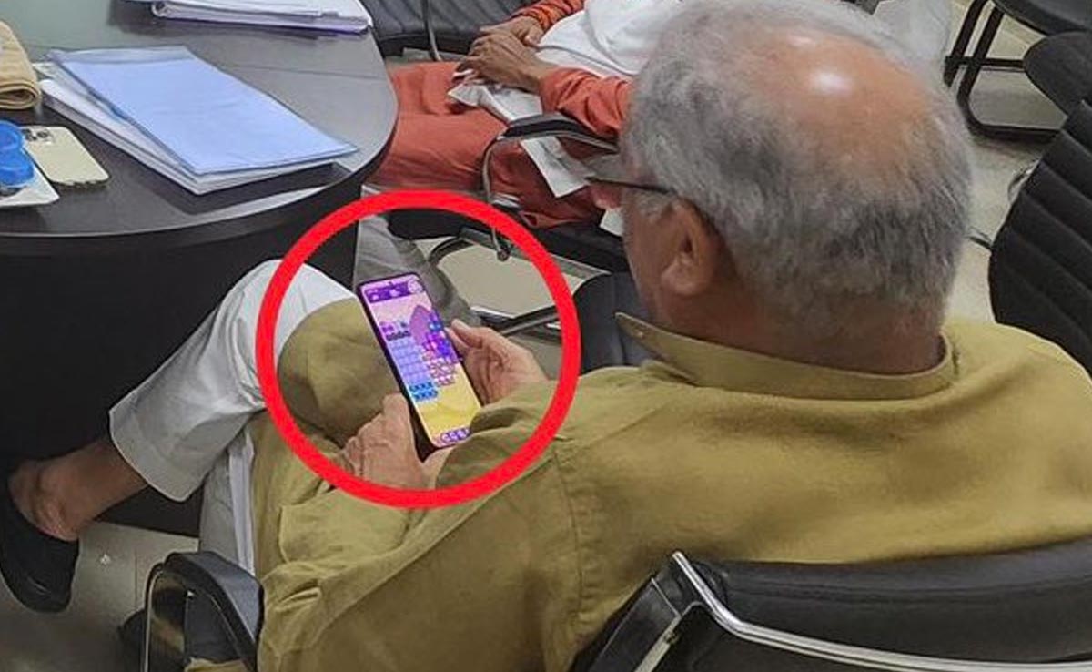 मीटिंग में भूपेश बघेल ने कैंडी क्रश खेला, बीजेपी ने घेरा तो कहा-गेड़ी भी चढ़ूंगा, गिल्ली-डंडा भी खेलूंगा